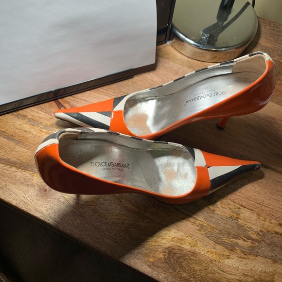 Dolce & Gabbana size 6 pointy toe heels. Worn, with some discoloration. - Picture 2 of 8